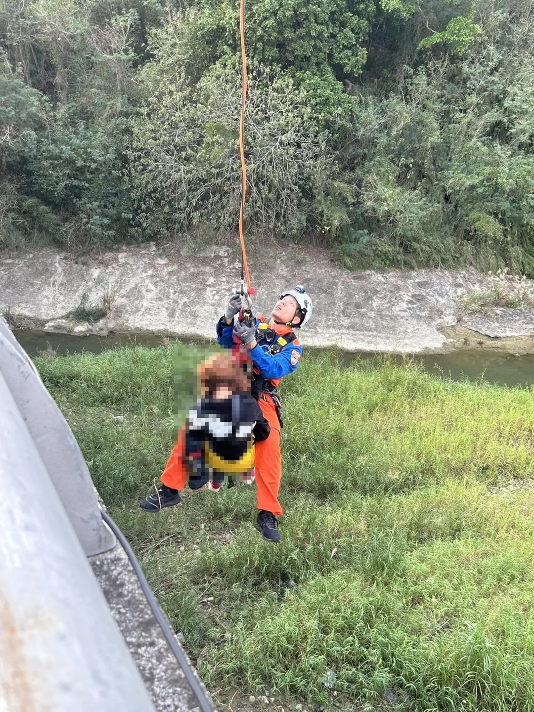 警消運用特搜71吊臂順利將李女救援成功上岸。（圖／翻攝畫面）