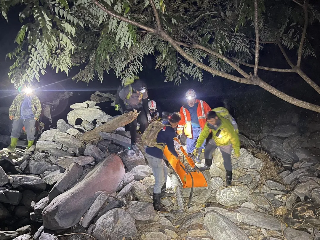 今（15）日7時6分台東縣海端鄉加鹿溪橋北岸發生山域受困案件，一名68歲王姓男子獨自登山時不慎摔傷，由台東縣消防局進入山區救援，徒步護送下山。（圖/台東縣消防局提供，下同）