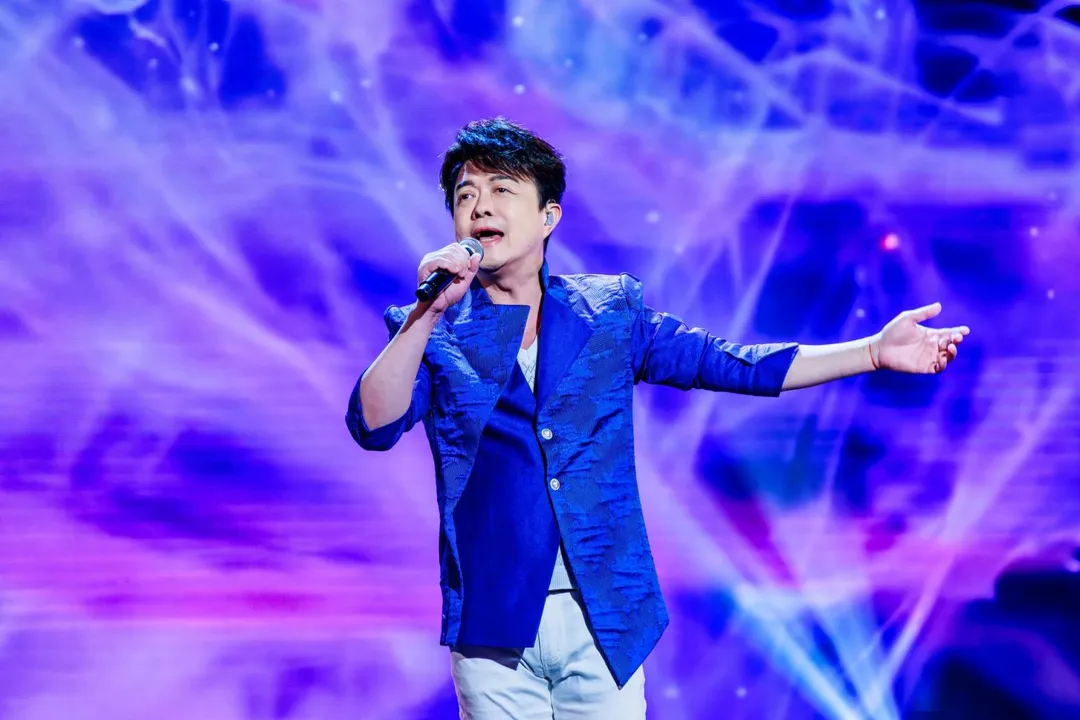 &nbsp;翁立友也在節目中演唱最新發行的歌曲〈看天〉。（圖／中天電視提供）