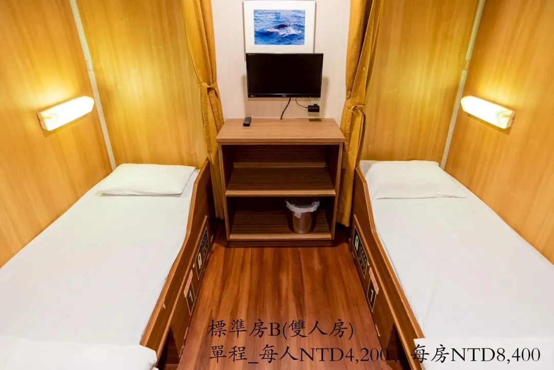 標準房B分為雙人房與四人房，雙人房每人4200元，每房8400元，房型包含2張單人臥鋪或1張上下鋪。(圖/華岡集團提供）