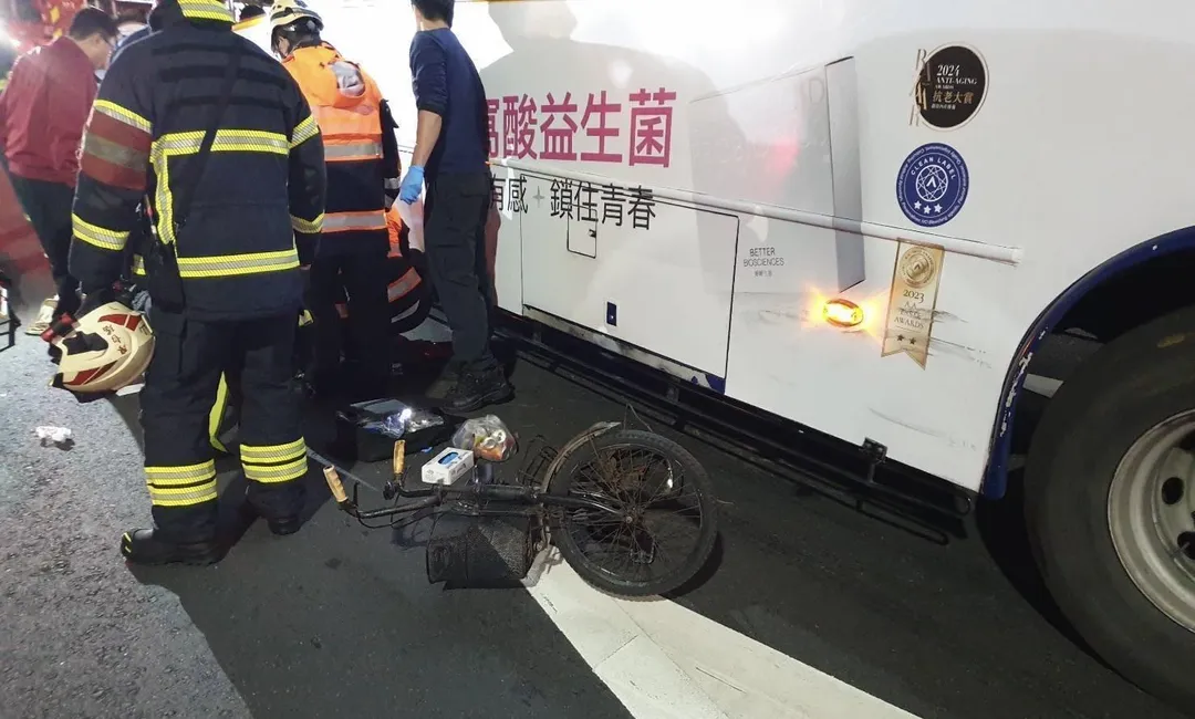 騎單車婦人遭輾過命危送醫。（圖／翻攝畫面）