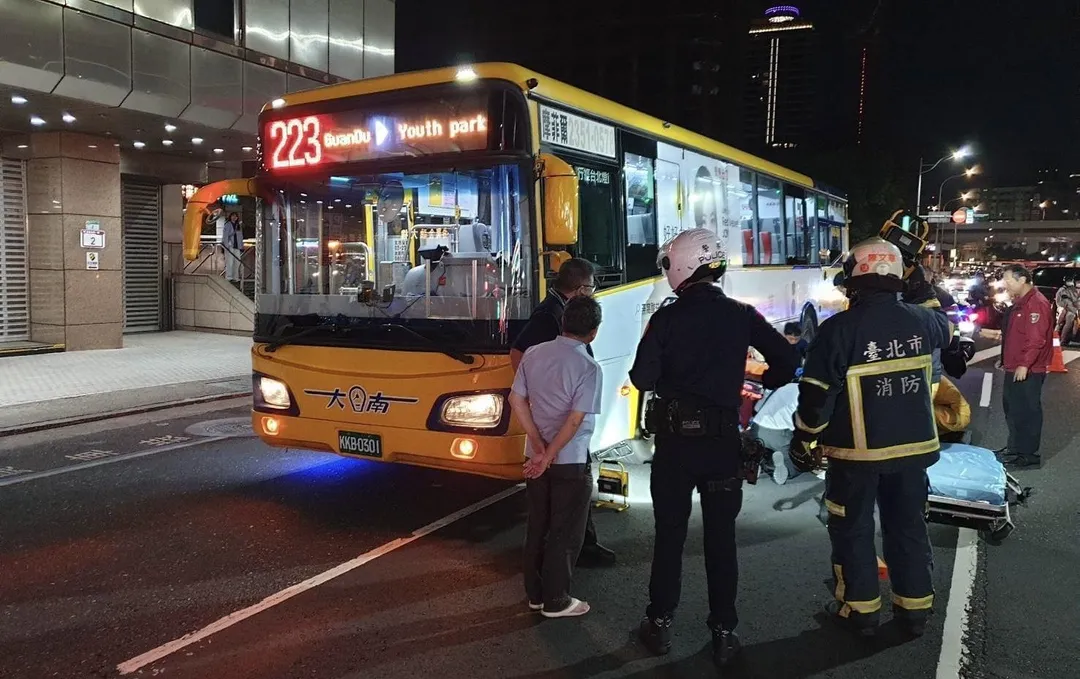 台北市忠孝西路發生公車事故。（圖／翻攝畫面）
