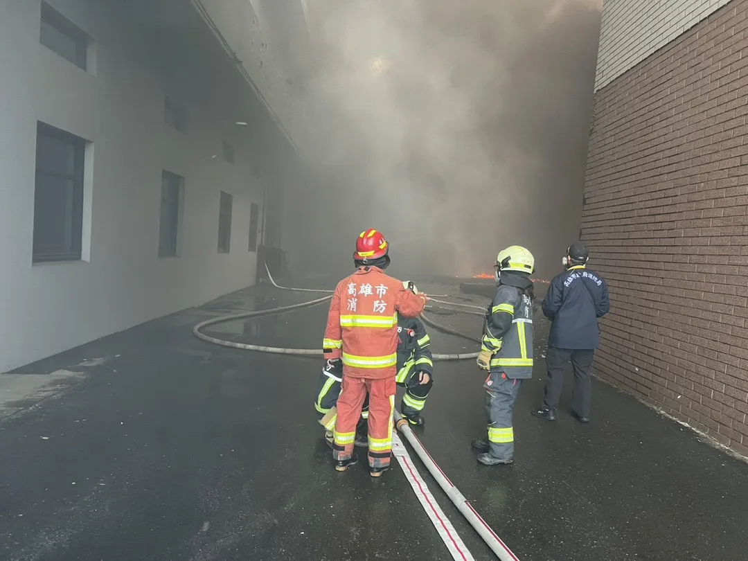 高雄大發工業區一間工廠今日發生大火。（圖／高雄市消防局提供）