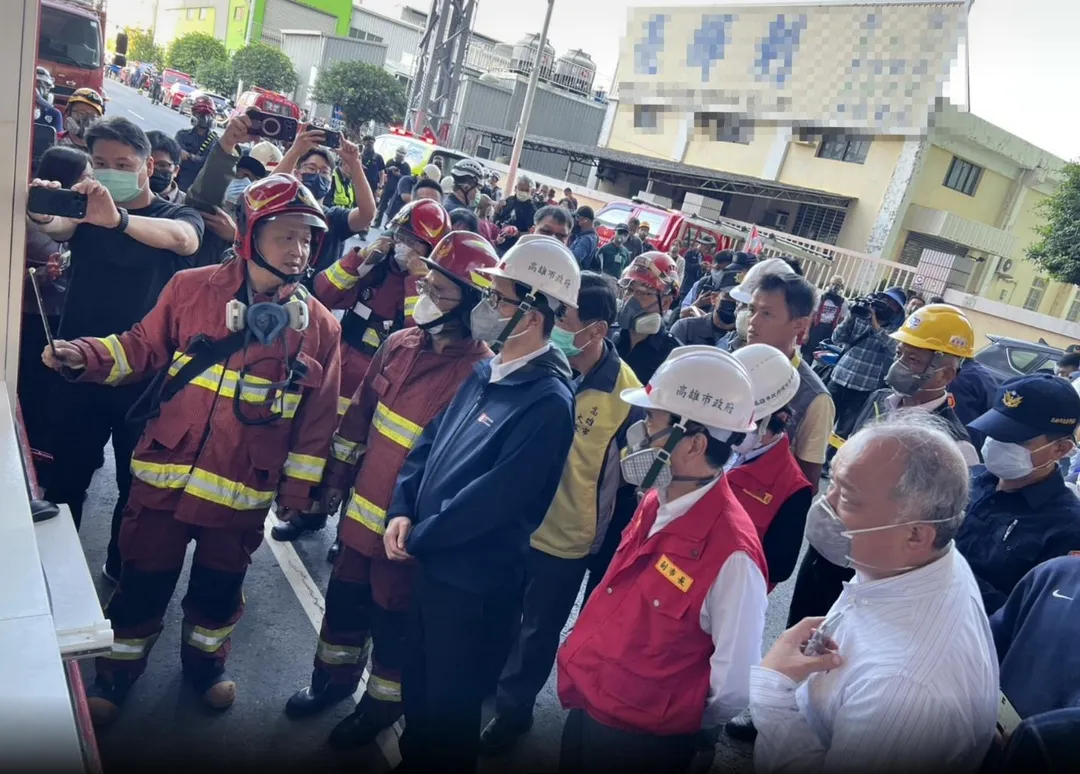高雄大發工業區一間工廠今日發生大火，高雄市長陳其邁到現場了解狀況。（圖／高雄市消防局提供）