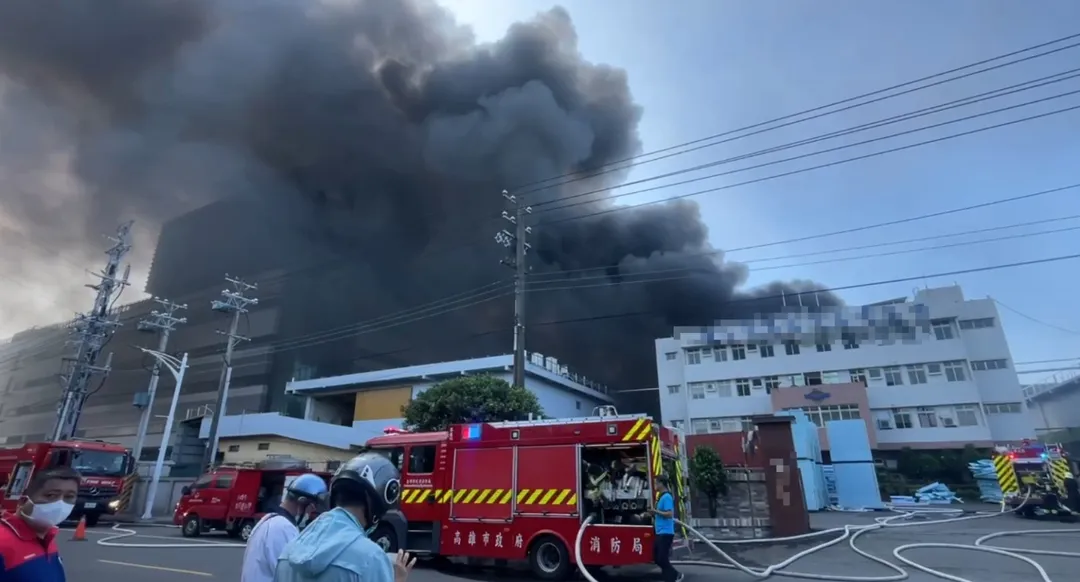 高雄大發工業區一間工廠今日發生大火，濃煙竄天，十分嚇人。（圖／翻攝畫面）