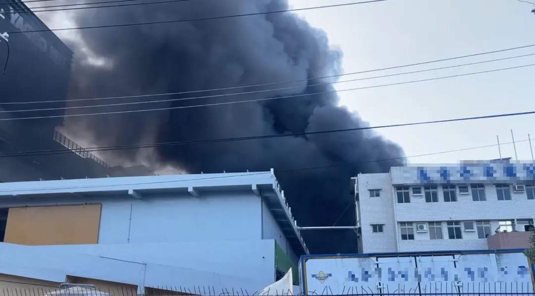 高雄大發工業區一間工廠今日發生大火，濃煙竄天，十分嚇人。（圖／翻攝畫面）