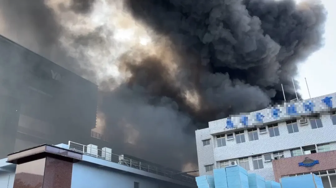 高雄大發工業區一間工廠今日發生大火，濃煙竄天，十分嚇人。（圖／翻攝畫面）