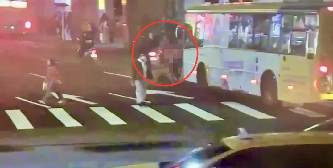 單車婦遭公車起步撞上輾過。（圖／翻攝畫面）