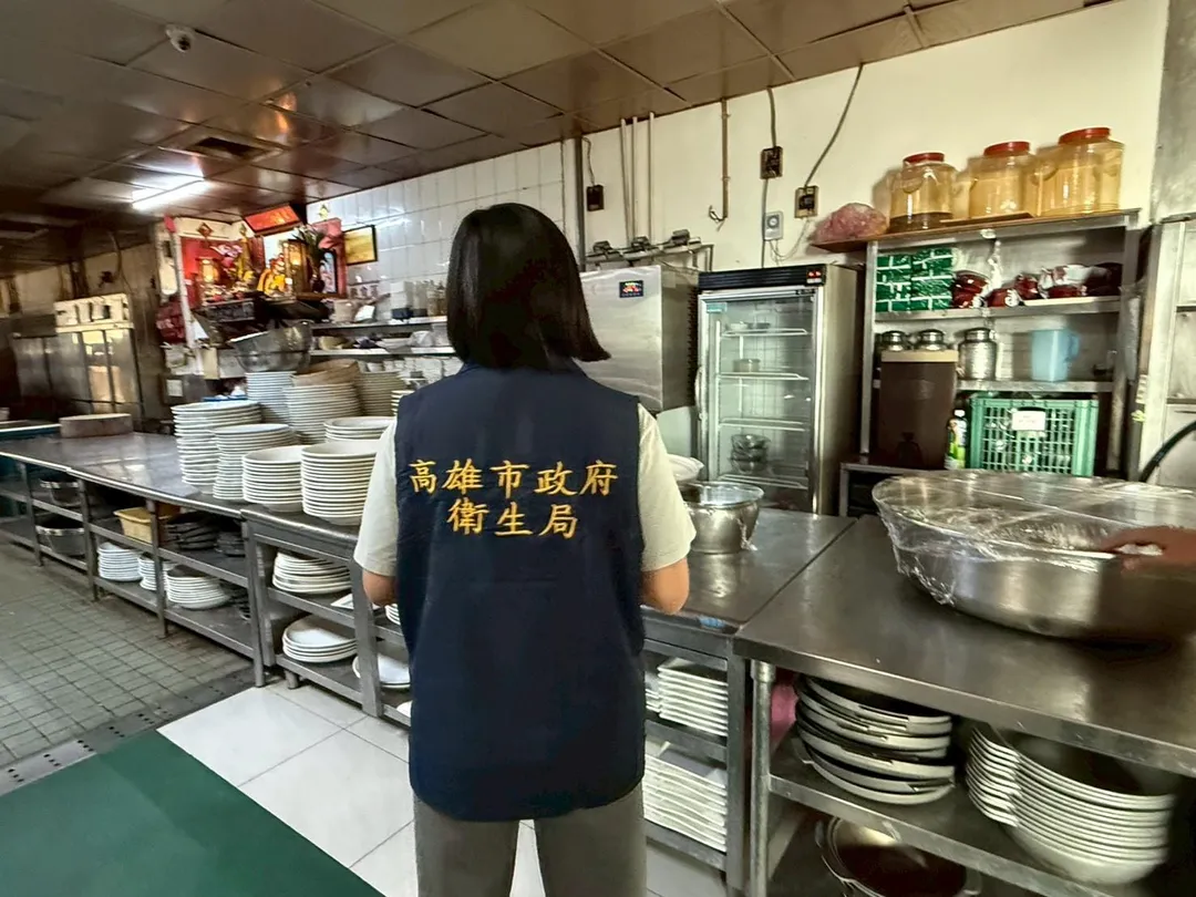 高雄市某餐廳驚傳食物中毒事件導致約11人出現不適，衛生局稽查人員前往現場。（圖／高雄市衛生局提供）