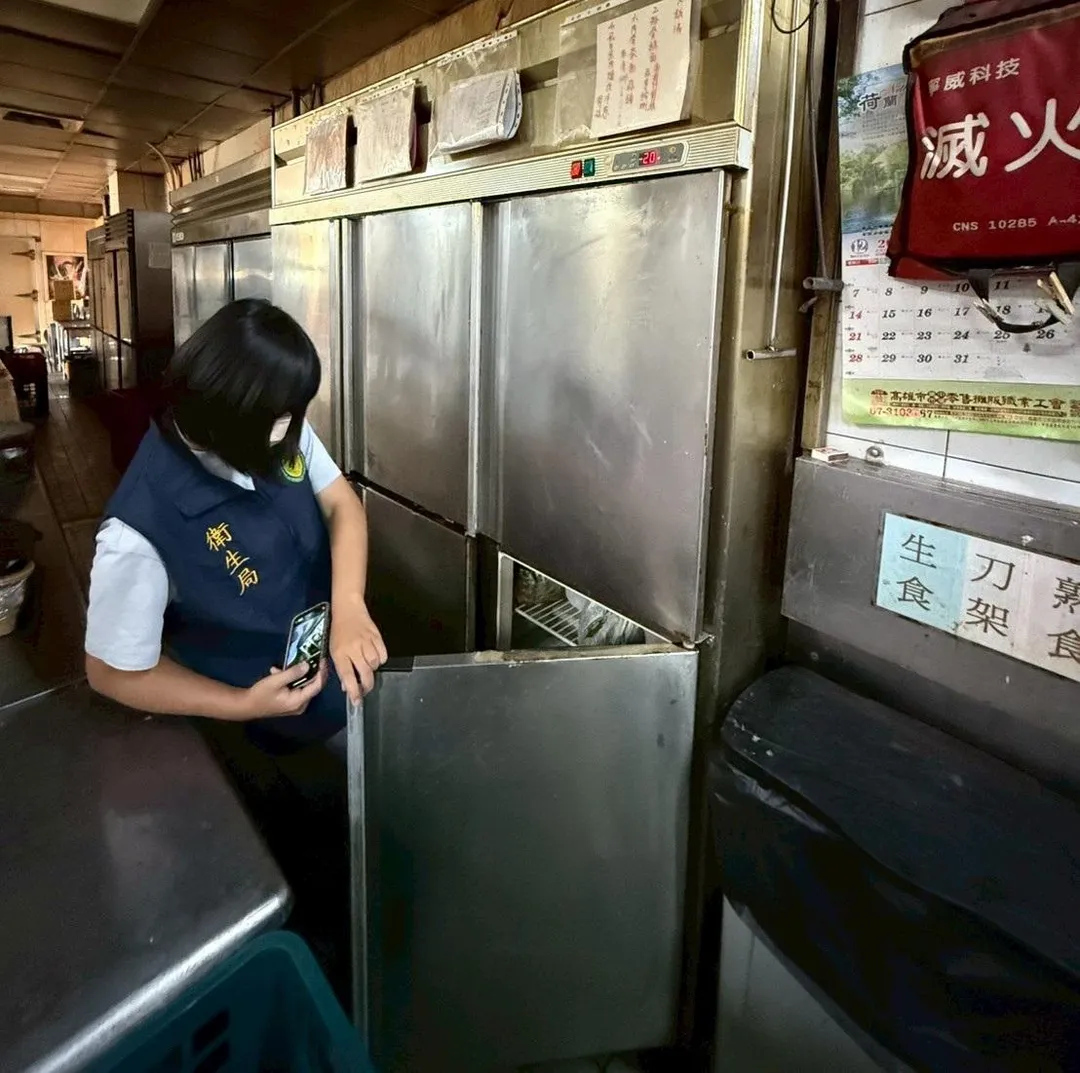 稽查人員確認餐廳環境合規，另採集1名發病個案及5名廚工人體檢體送驗。（圖／高雄市衛生局提供）