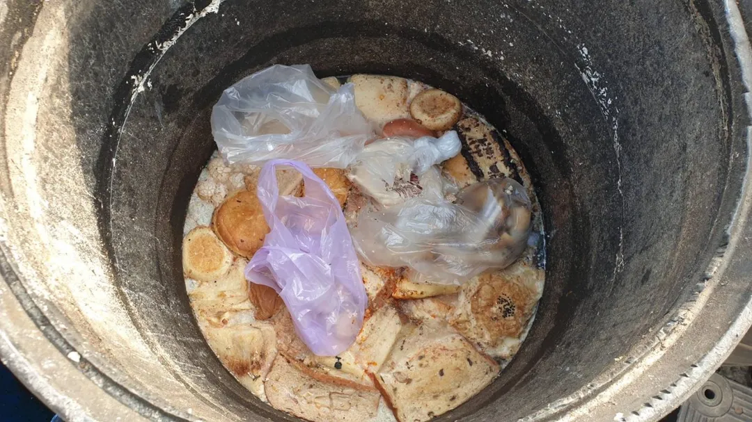 現場查獲廚餘桶內有麵包及塑膠袋等物。（圖／台中市農業局提供）