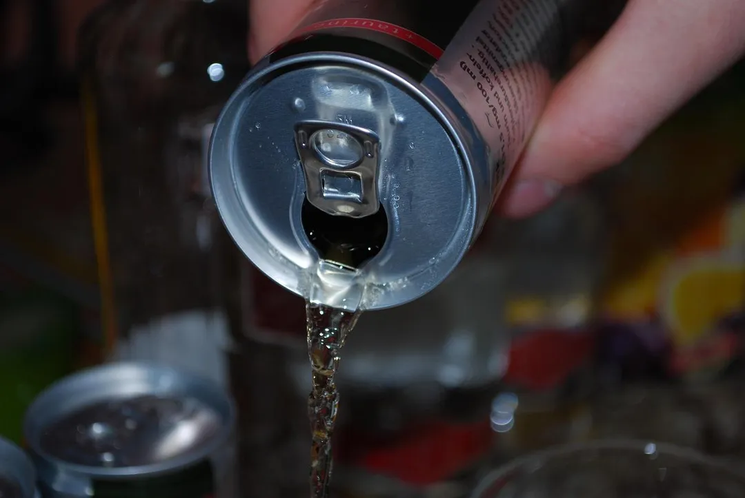 一名10歲男童豪豪因模仿跟風在超商購買包裝酷炫的能量飲料，飲用不到半小時後出現雙手不受控劇烈顫抖、心臟狂跳。（示意圖／Pixabay）