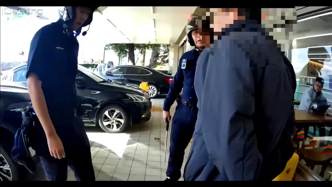 警方拿著甩棍嚴陣以待。(圖/警方提供)