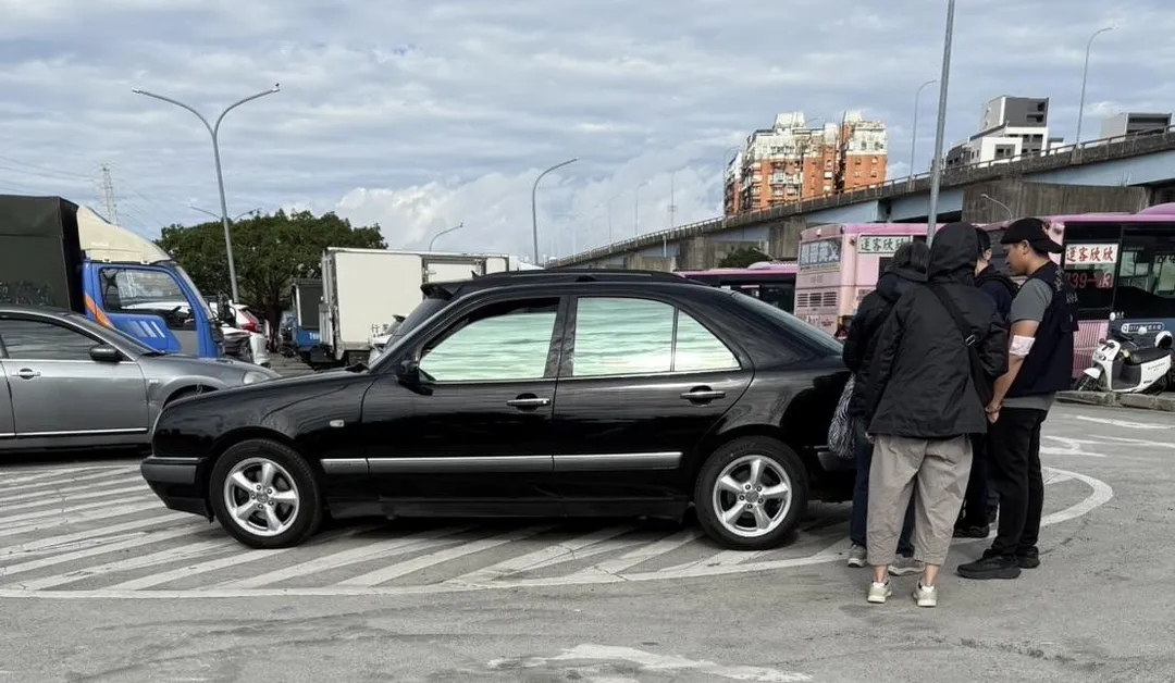 北市萬華堤外停車場發現男子陳屍車內。（圖／翻攝畫面）