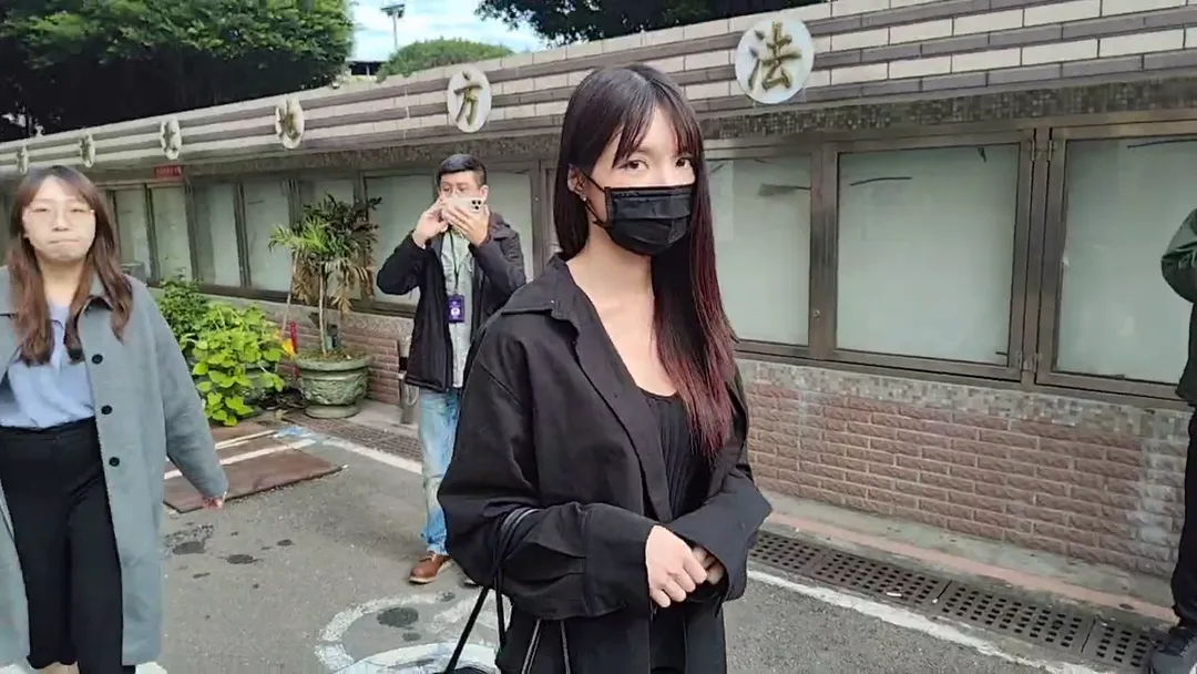 王大陸女友闕沐軒離開新北地院。（圖／翻攝畫面）