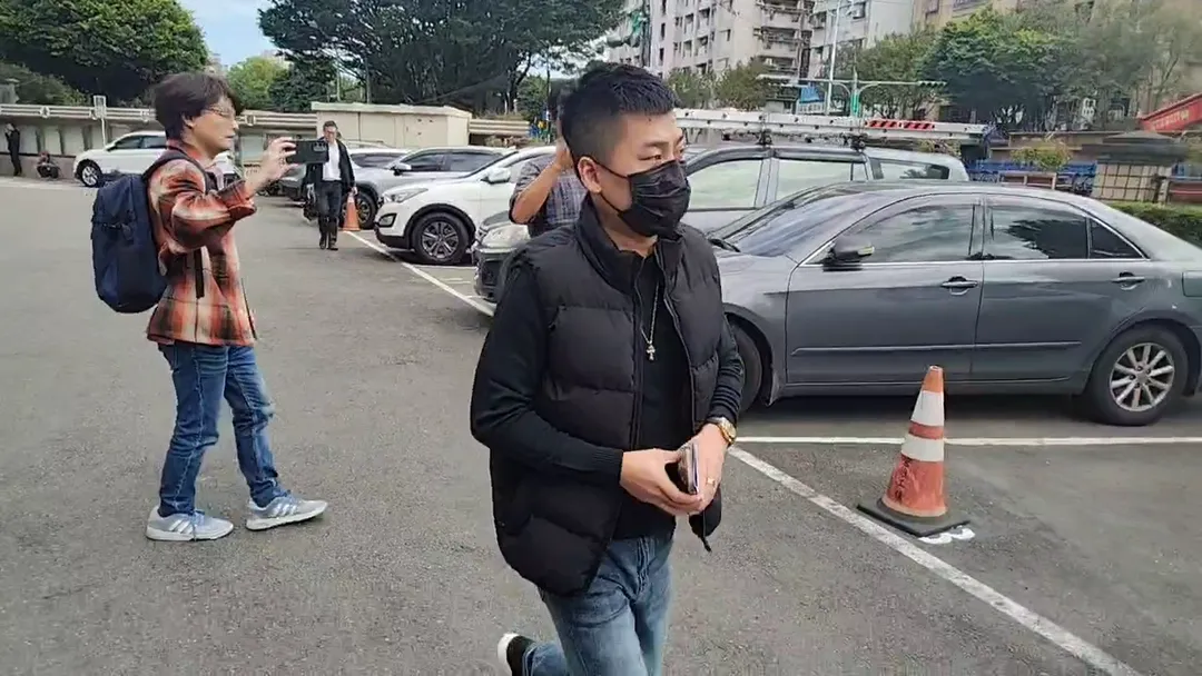 四海幫堂主小阿俊離開新北地院。（圖／翻攝畫面）