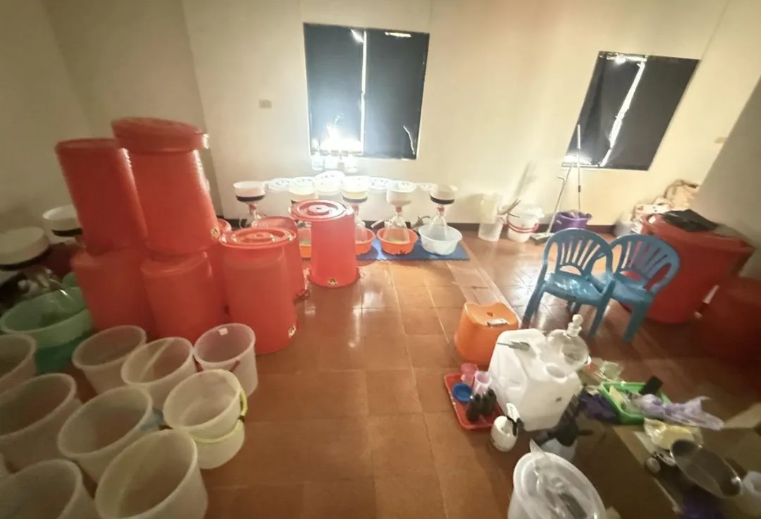 海巡在台南查獲收購感冒藥萃取原料提煉製造安非他命。（圖／翻攝畫面）