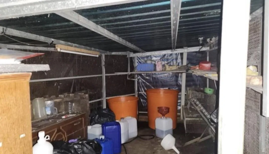 製毒集團利用雞寮掩蓋製毒氣味製造毒品。（圖／翻攝畫面）