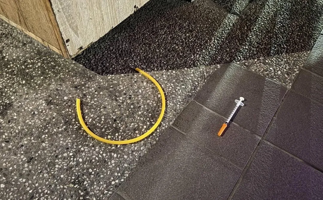 警方在現場找到毒品針筒。（圖／翻攝畫面）