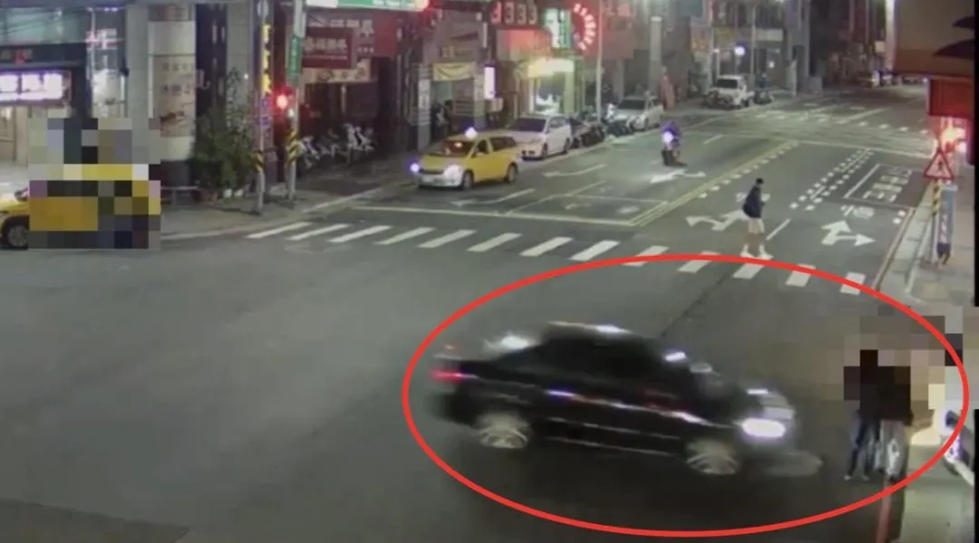 男子毒駕高速衝撞2名路人。（圖／翻攝畫面）