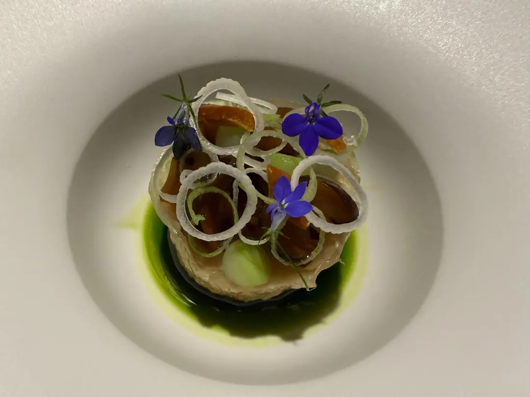 眼前這道「魷魚螺肉蒜」也是道被完全顛覆的料理。（圖／黃宏輝提供）