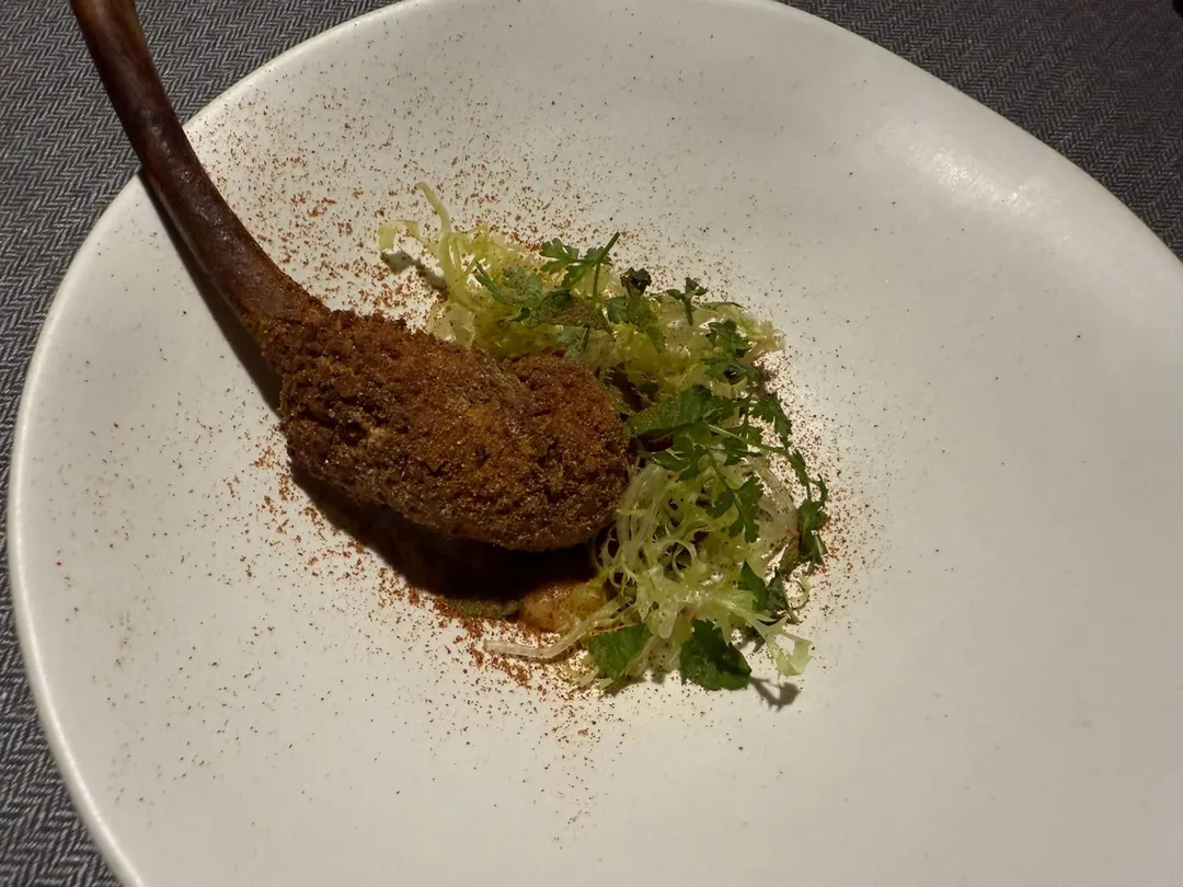 「排骨酥」沒放豬肉，加入特製的「十三香」並將地瓜脆片打成粉回歸原始口味。（圖／黃宏輝提供）