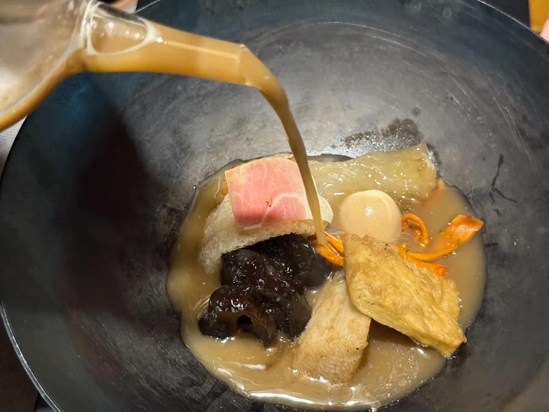 佛跳牆在WOK也可以是「現煮」，加入第10樣食材現刨義大利秋季黑松露使之完整。（圖／黃宏輝提供）