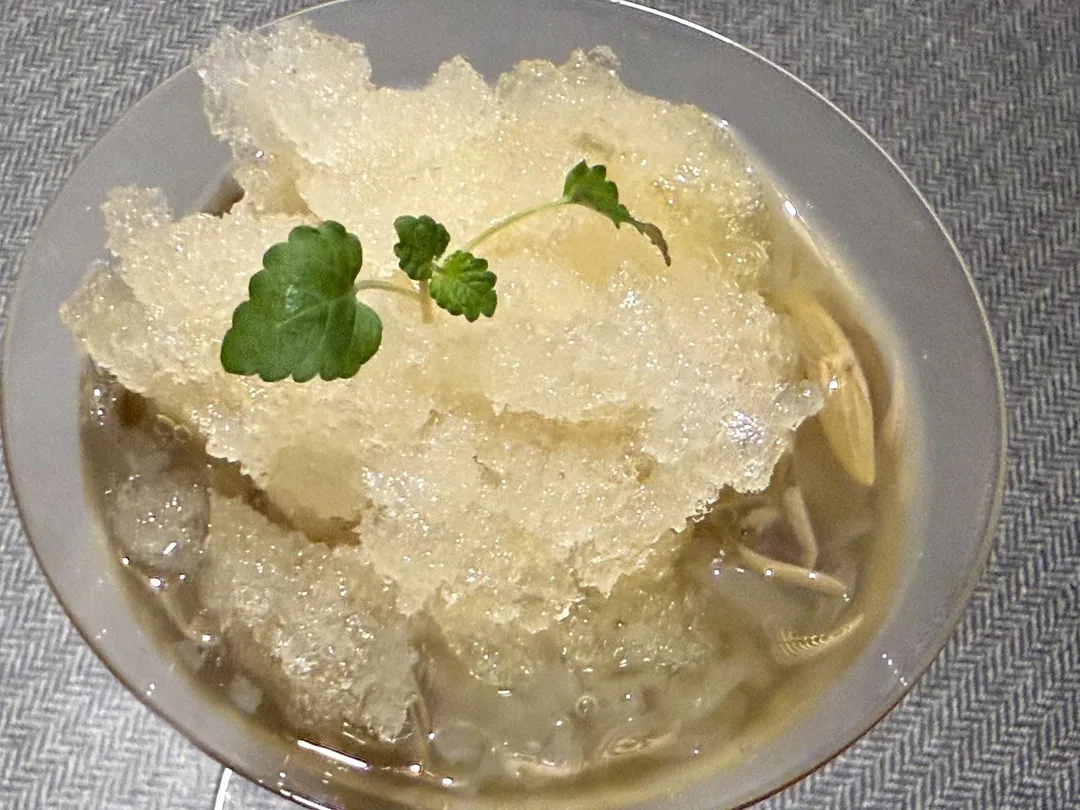 杏仁豆腐、冬瓜茶凍結合成「杏仁茶」，搭配日本蓴菜增加滑潤口感。（圖／黃宏輝提供）