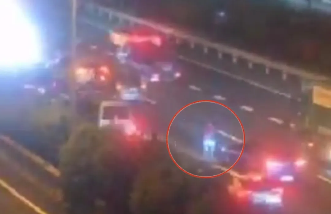 該名狂男突然把車停著，接著下車走向拖吊業者。（圖/台南道路救援張家班授權使用）