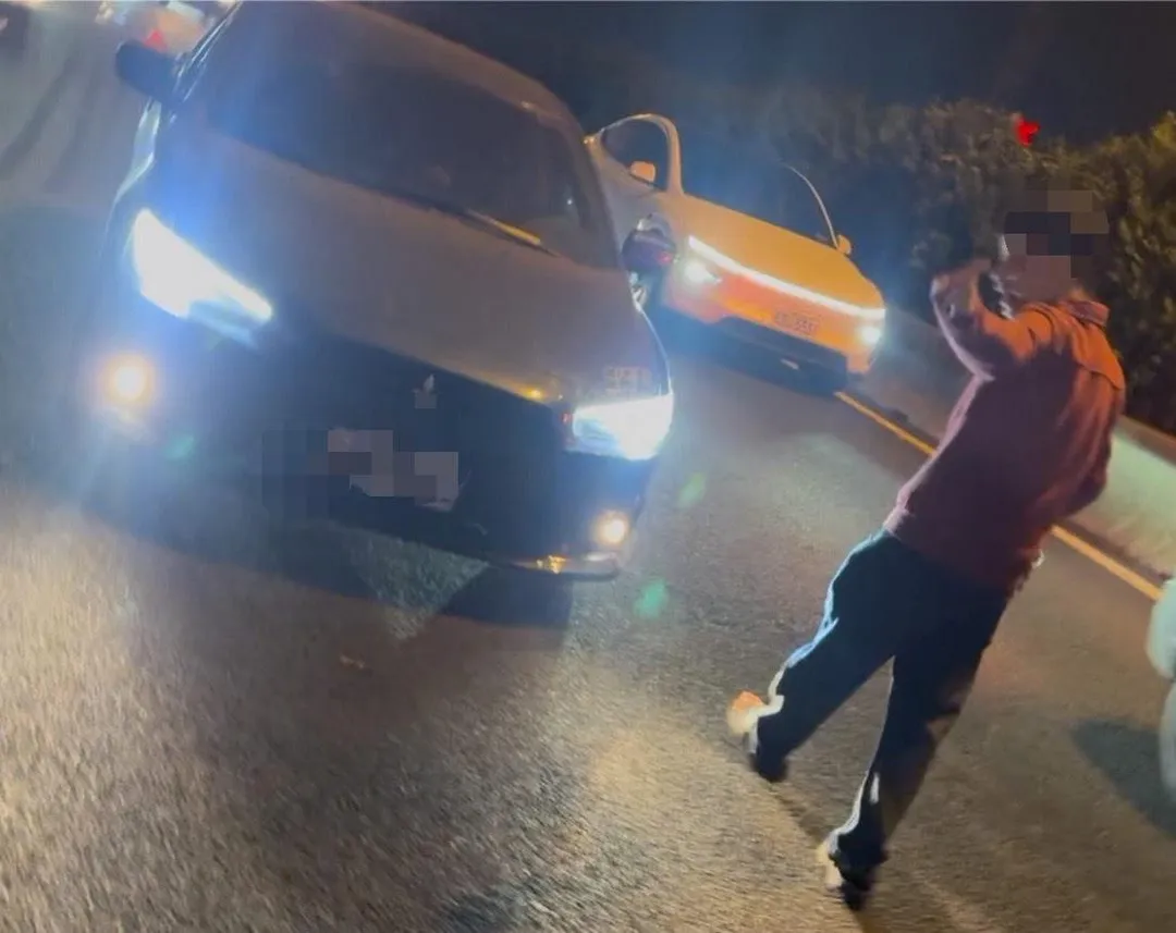 嗆聲完隨即上車。（圖/台南道路救援張家班授權使用）
