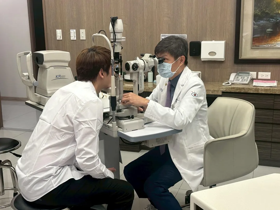 吳孟憲醫師觀察發現，診間內40至50歲白內障患者在近10年明顯暴增約4至5倍。(圖/澄清眼科)