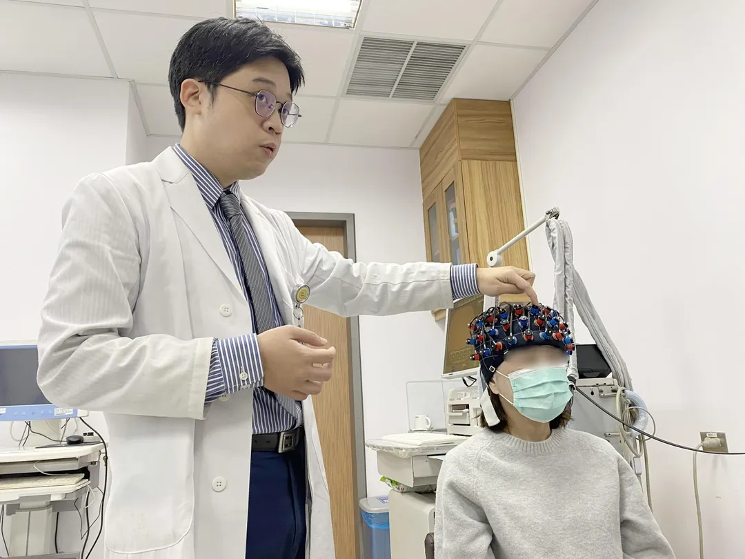「近紅外光腦光譜儀」是利用非侵入性的紅外線技術，偵測大腦前額葉血流變化。（圖／台中榮總提供）