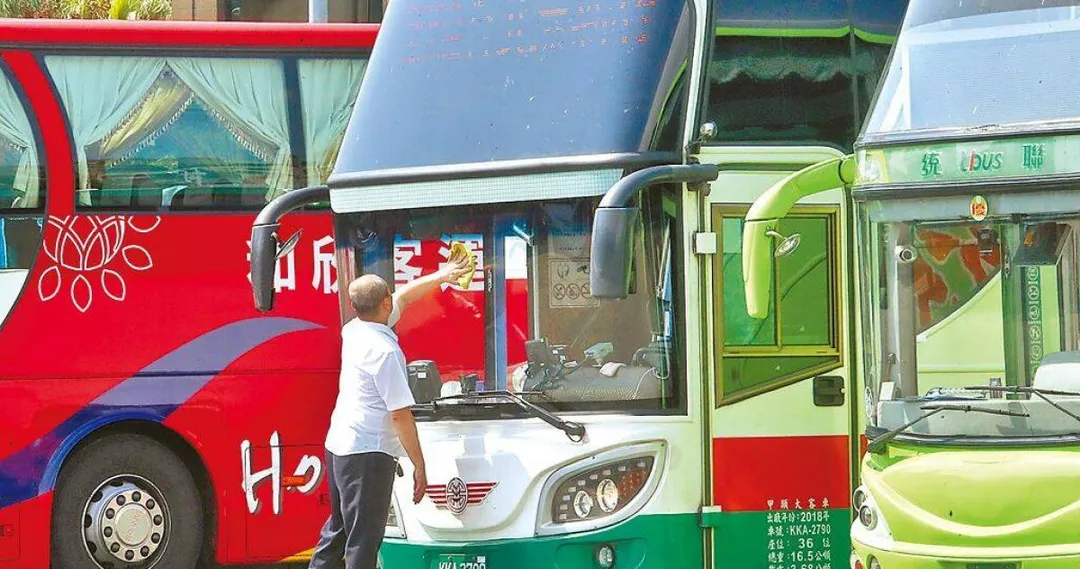 交通部修法，鼓勵同時經營旅遊和交通車的遊覽車業者，轉為專辦交通車，行駛國道免收通行費，28日起實施。（資料圖／翻攝畫面，與新聞當事無關）