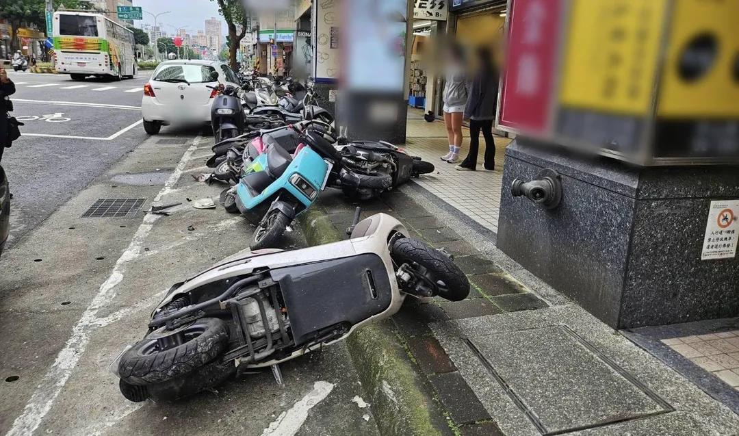 17台機車傾倒受損。（圖／翻攝畫面）