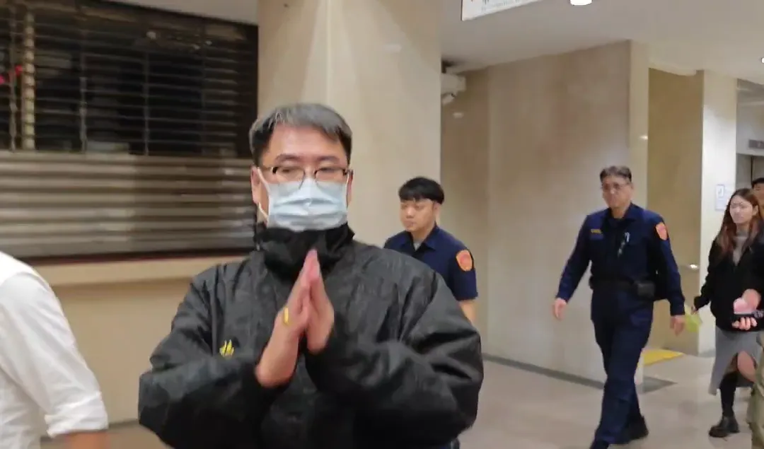 古志銘急忙跟記者們說不好意思。（圖／翻攝畫面）