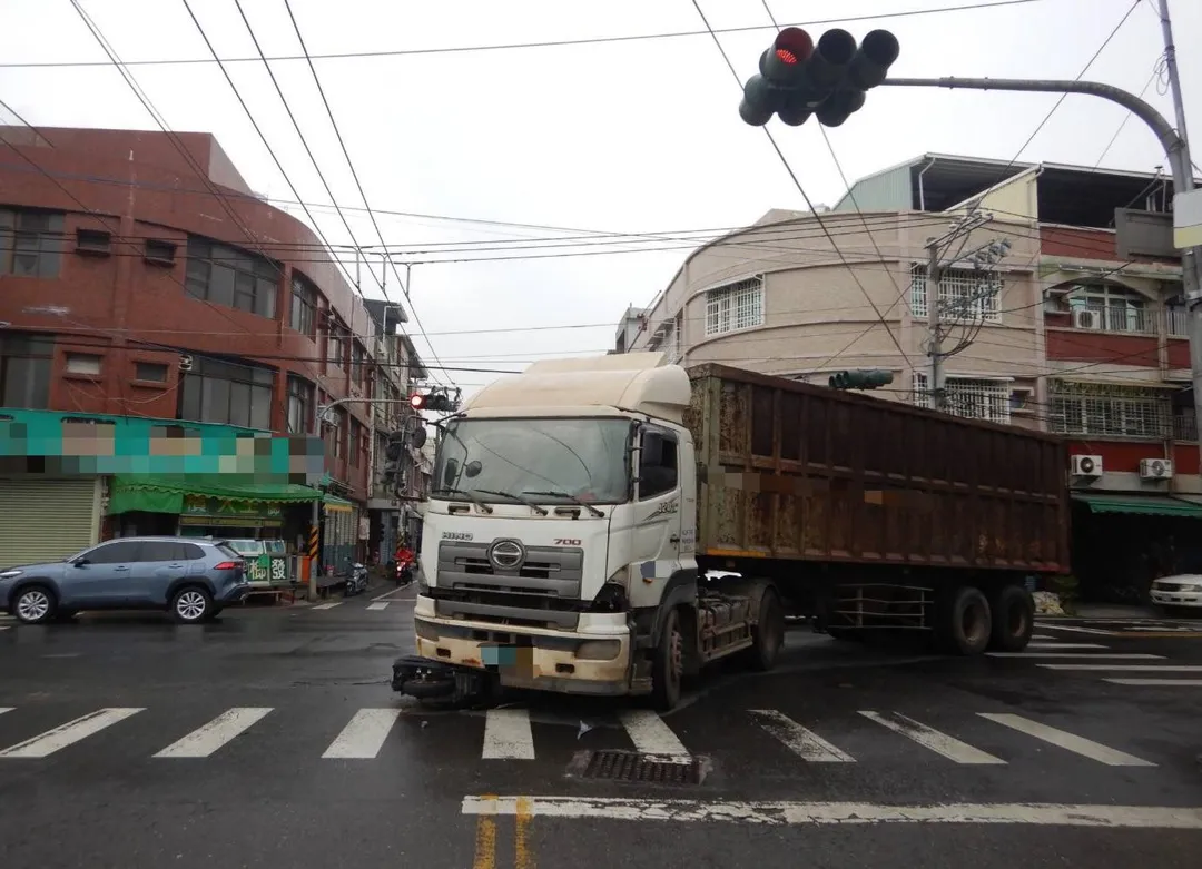 聯結車搶快左轉釀禍,高雄21歲騎士摔進輪下骨盆骨折。(圖/警方提供,下同)