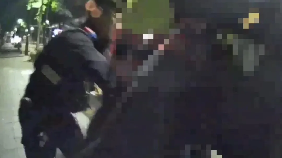 北市信義區發生街頭鬥毆事件,其中一名健身教練失控爆走,共5、6名警力才制伏。(圖/警方提供)