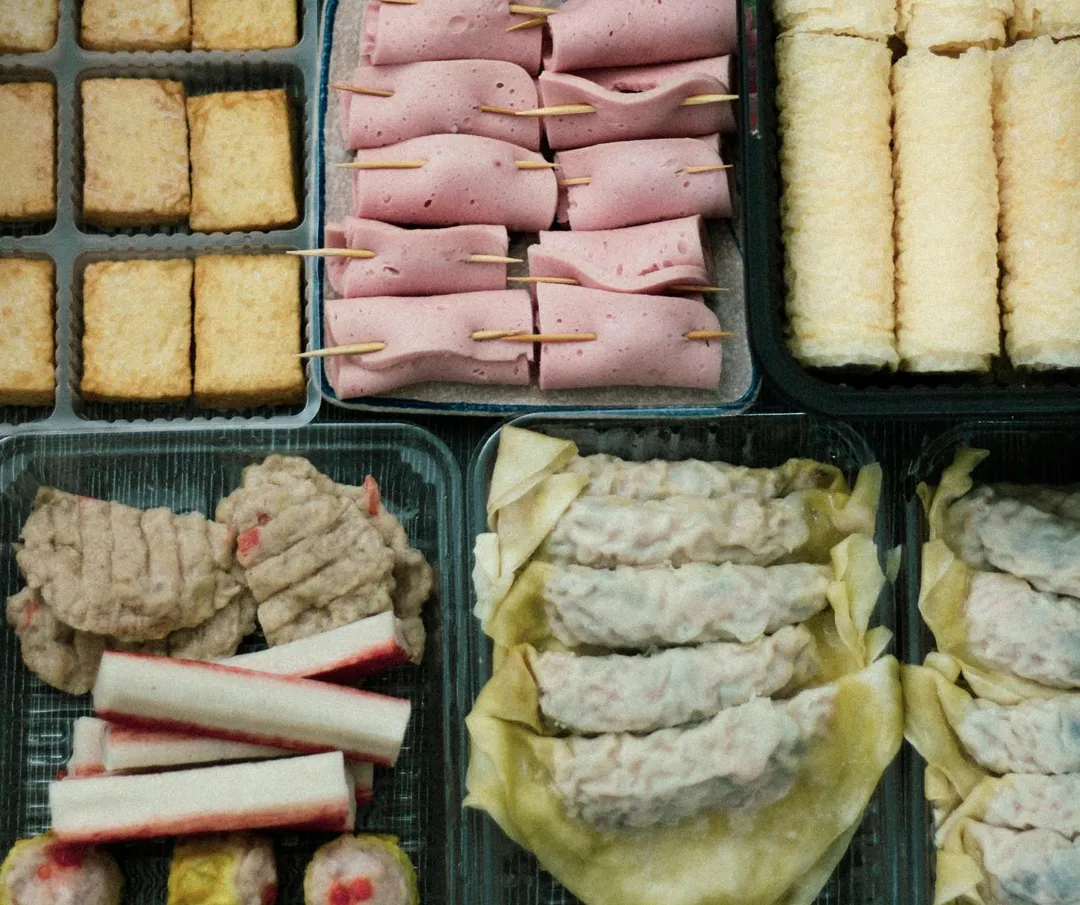 加工火鍋料常含較多澱粉、油脂與添加物，不僅營養密度低，熱量也不容小覷。（示意圖／Pexels）