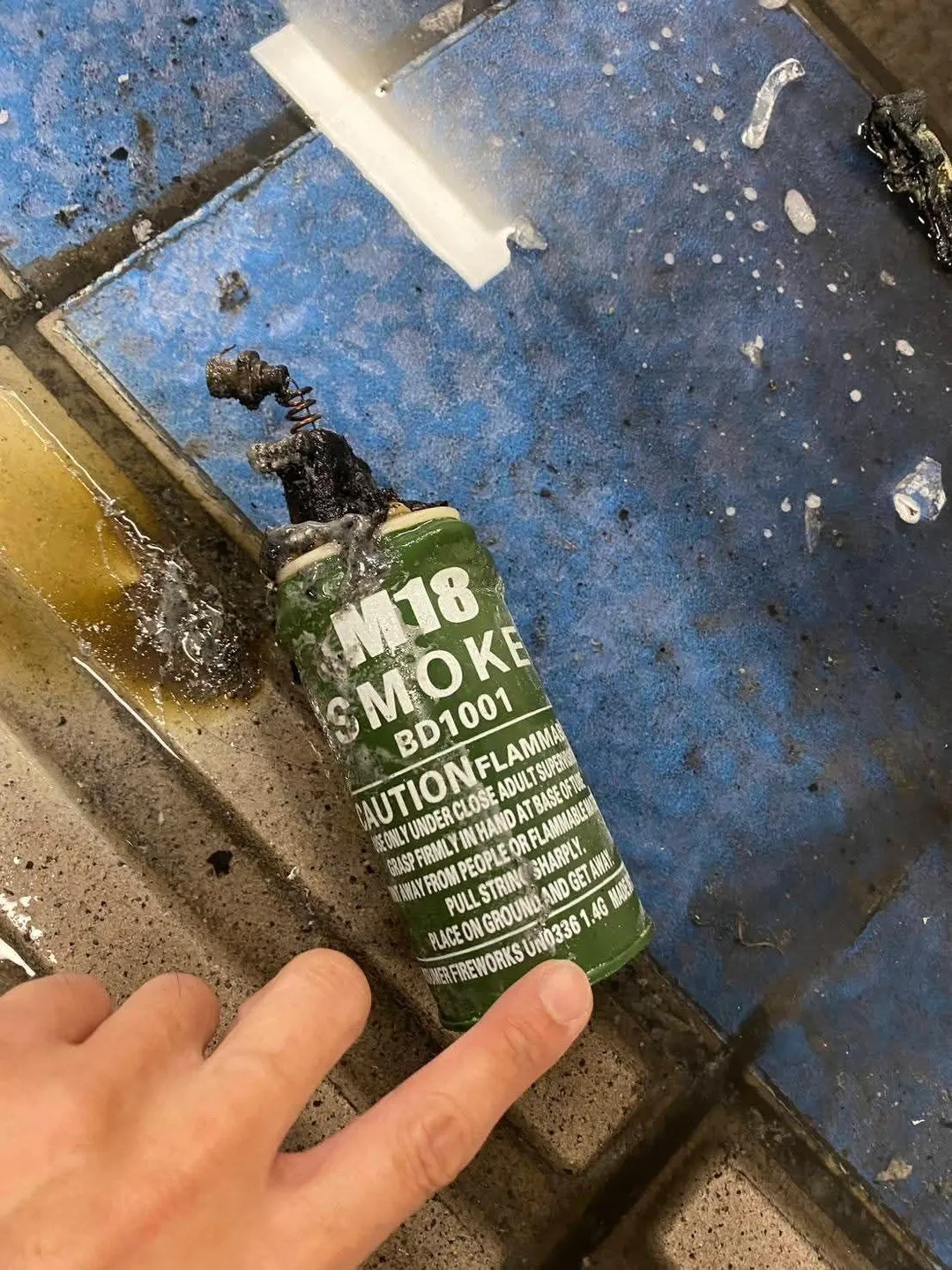 嫌犯丟擲的煙霧彈造成白煙迅速擴散,現場能見度大幅降低,部分民眾因吸入濃煙感到不適。(圖/警方提供)