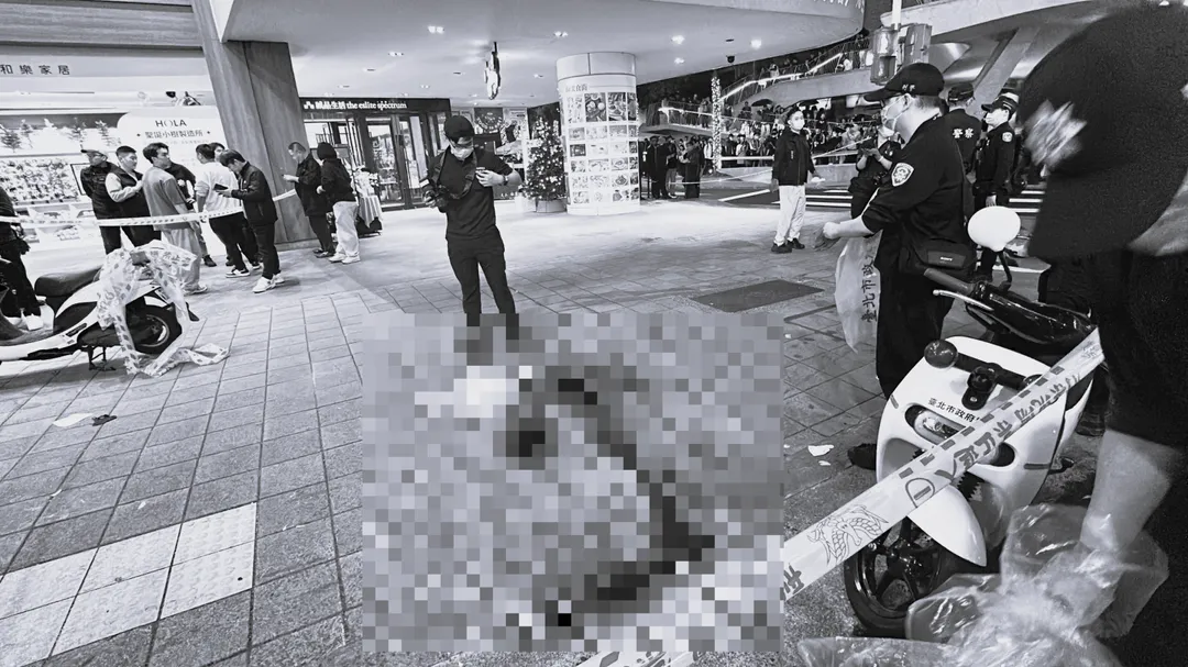 27歲嫌犯張文在北捷、中山商圈擲多枚煙霧彈後隨機砍人，現場血跡斑斑。（圖／中天新聞）