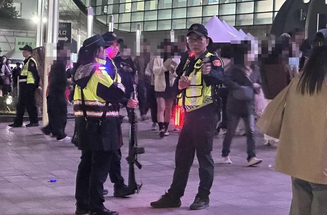 樂團宇宙人今晚登台北小巨蛋開唱，場外可見警方加強維安。（圖／記者 伍映澄 攝）