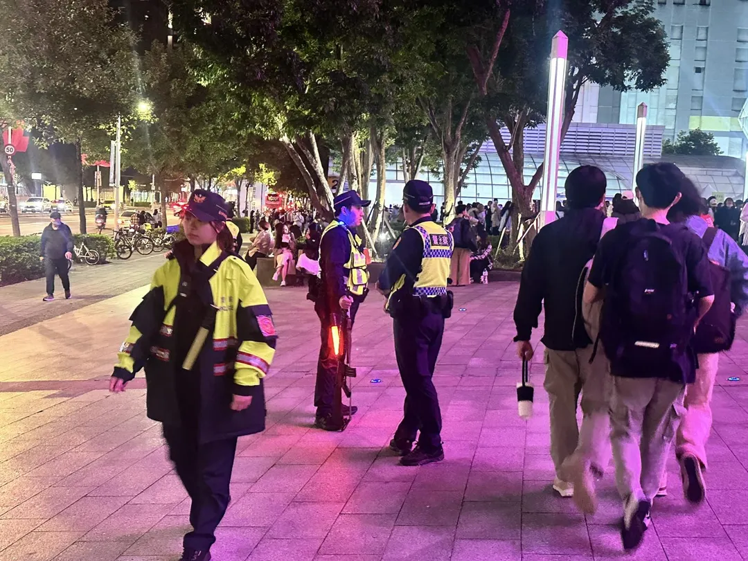 台北市警察局松山分局派遣警力加強戒備。（圖／記者 伍映澄 攝）