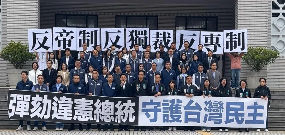 國民黨團、民眾黨團曾在立法院議場前一起拉布條抗議。（囻／翻攝自國民黨團臉書直播）