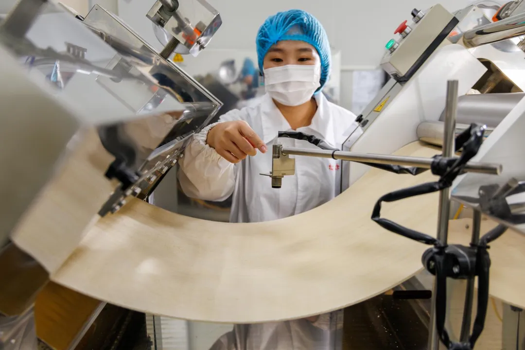 王宣懿介紹自動化生產線，並期望未來規劃跨足國際市場，讓傳產企業走得更遠。（圖／臺中工策會提供）