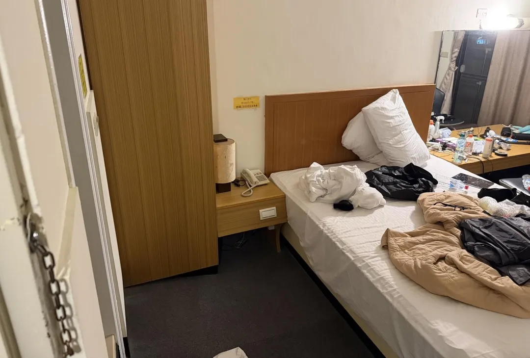 張文在誠品南西店旁商旅房間。(圖/翻攝畫面)