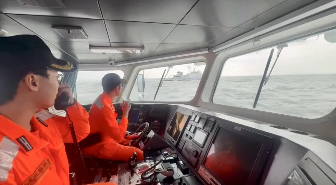 海巡艇在金門水域監控大陸海警船。(圖/海巡署)