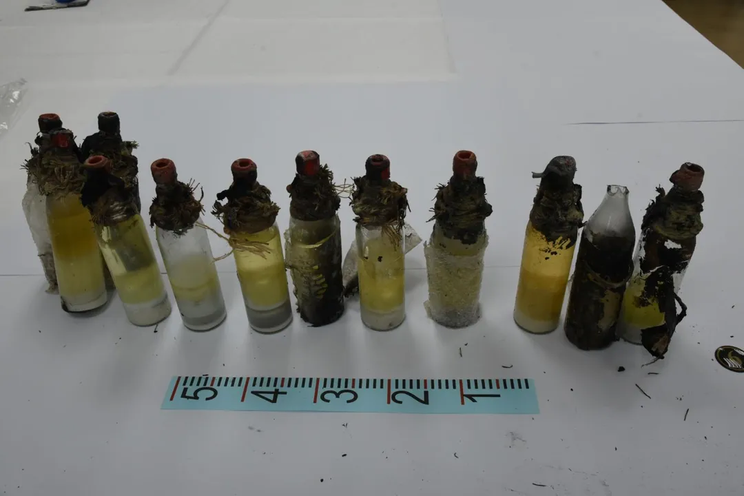 張文自製的「混合汽油彈」。(圖/警方提供)