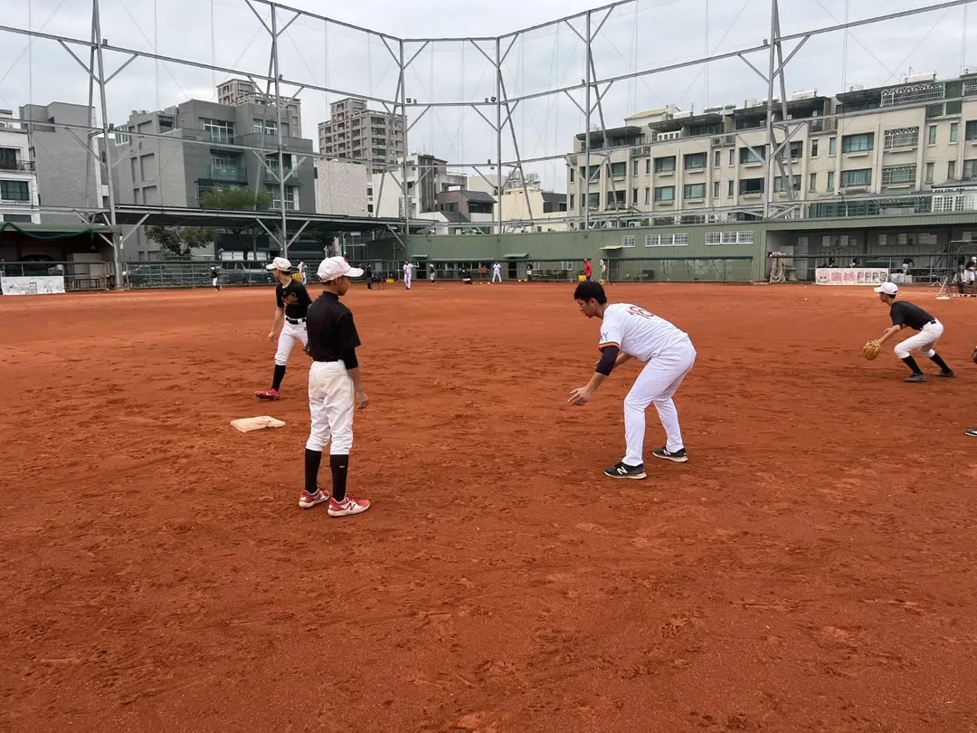 安排城市隊選手與教練進入國中、小學校園，進行基礎技術指導與訓練經驗分享。（圖／台南市政府提供）