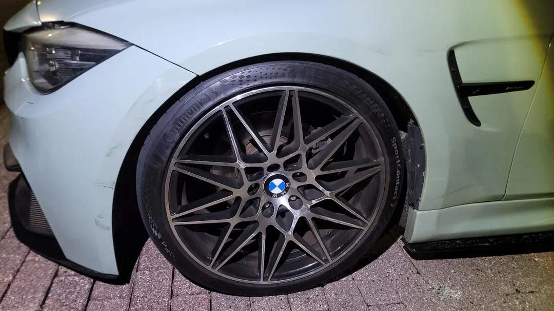 一名女騎士疲憊返家途中睡著，機車擦撞路邊停車並自摔。（圖／中天新聞）