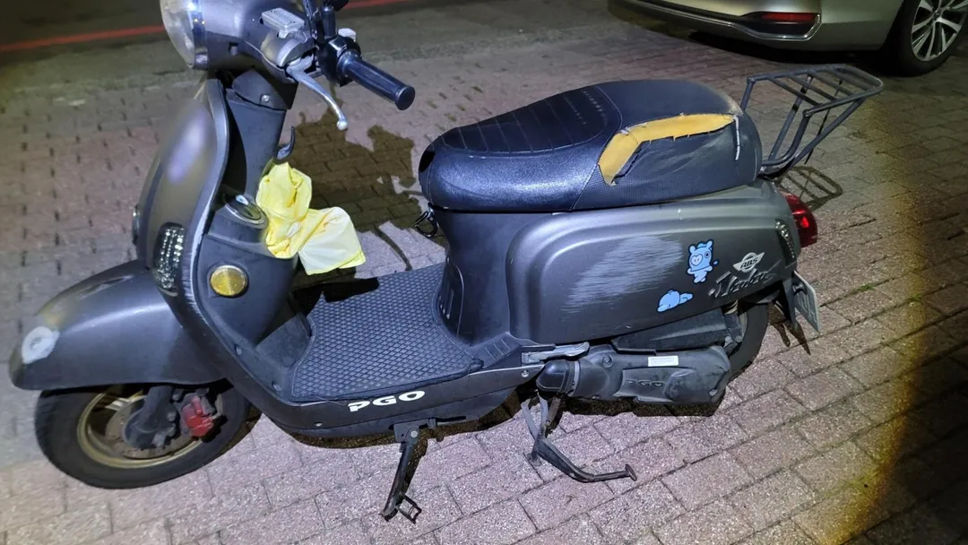 一名女騎士疲憊返家途中睡著，機車擦撞路邊停車並自摔。（圖／中天新聞）